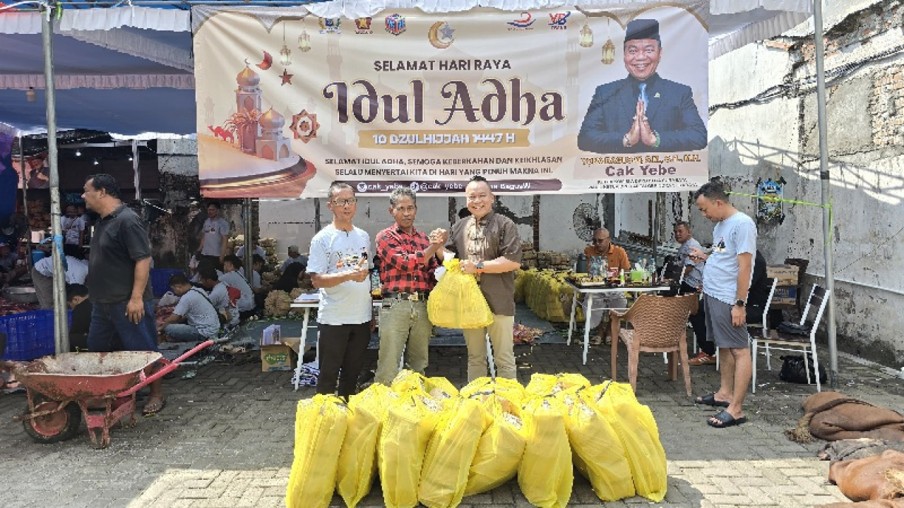 Ketua Komisi A DPRD Kota Surabaya Yona Bagus Widyatmoko saat membagikan daging kurban kepada konstituen