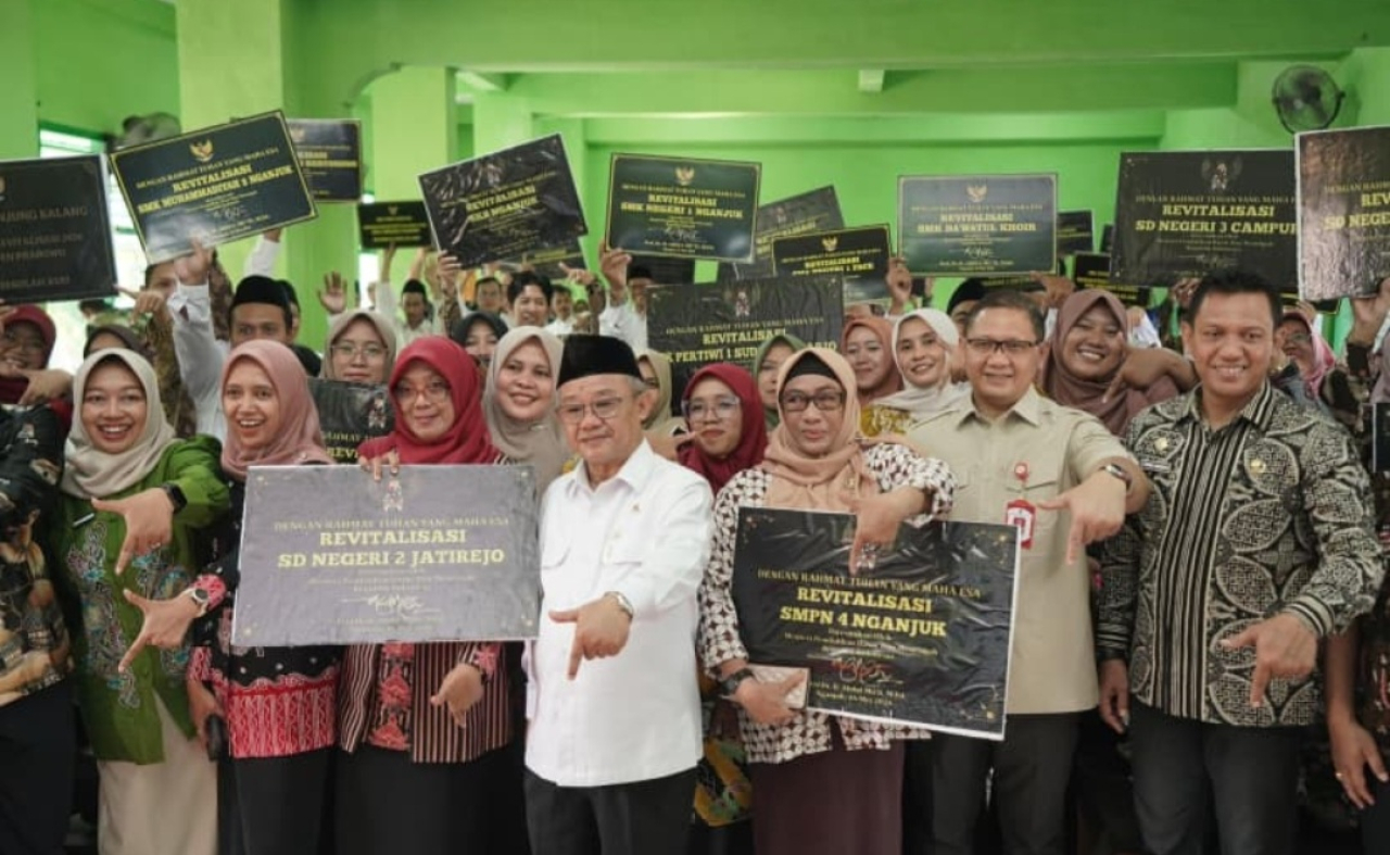 Mendikdasmen Abdul Mu'ti didampingi Kepala Dinas Pendidikan Jatim Aries Agung Paewai meresmikan revitalisasi satuan pendidikan di Kabupaten Nganjuk, Sabtu (16/5/2026).