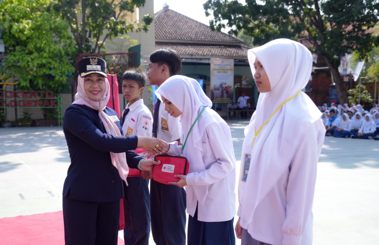 Wali Kota Mojokerto Ika Puspitasari (Ning Ita) mengukuhkan 561 anggota Palang Merah Remaja (PMR) tingkat SMP dan SMA se-Kota Mojokerto masa bakti 2026–2027 di SMPN 2 Mojokerto, Sabtu (30/5/2026). (Pemkot Mojokerto)