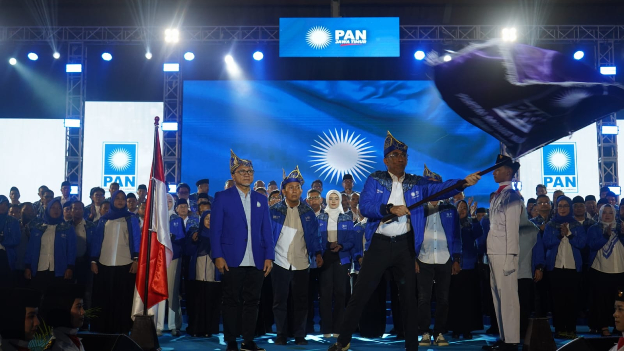 Ketua Umum PAN Zulkifli Hasan melantik DPW PAN Jawa Timur dan 35 DPD PAN kabupaten/kota se-Jatim periode 2024–2029 di Jatim International Expo, Minggu (10/5/2026).
