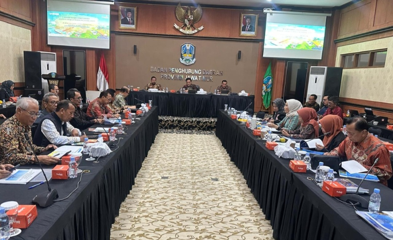 Ketua Pansus LKPJ DPRD Jawa Timur, Khusnul Arif, memimpin rapat bersama jajaran direksi BUMD di Badan Penghubung Daerah Provinsi Jawa Timur, Jakarta, Kamis (7/5/2026).