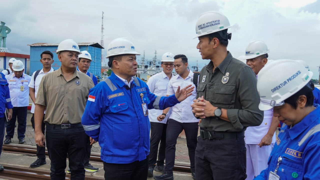 Direktur Utama PT PAL Indonesia, Kaharuddin Djenod saat berbincang dengan Menteri Koordinator Bidang Infrastruktur dan Pembangunan Kewilayahan, Agus Harimurti Yudhoyono (AHY), Kamis (21/5/2026).