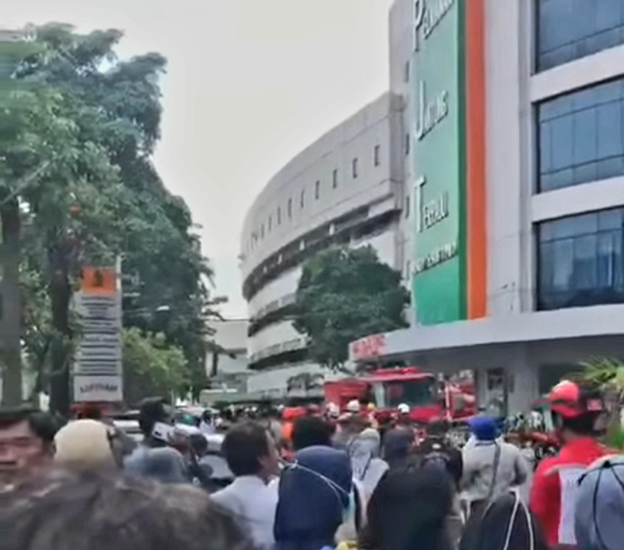 Lantai 5 Gedung Pusat Pelayanan Jantung Terpadu (PPJT) RSUD Dr Soetomo kebakaran pada Jumat (15/5/2026) pagi.