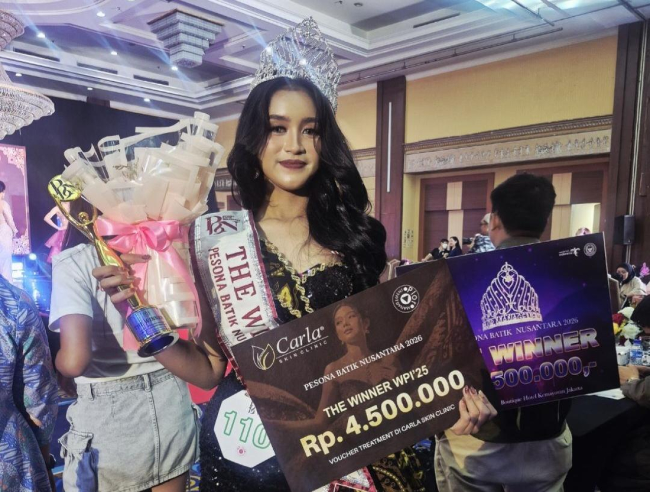 Sireen Janitra Raisya Pramono, siswi kelas VIII SMP Negeri 3 Jember asal Kecamatan Kaliwates, berhasil meraih gelar The Winner dan masuk 10 Besar Terfavorit dalam ajang nasional Pesona Batik Nusantara 2026 di Jakarta.