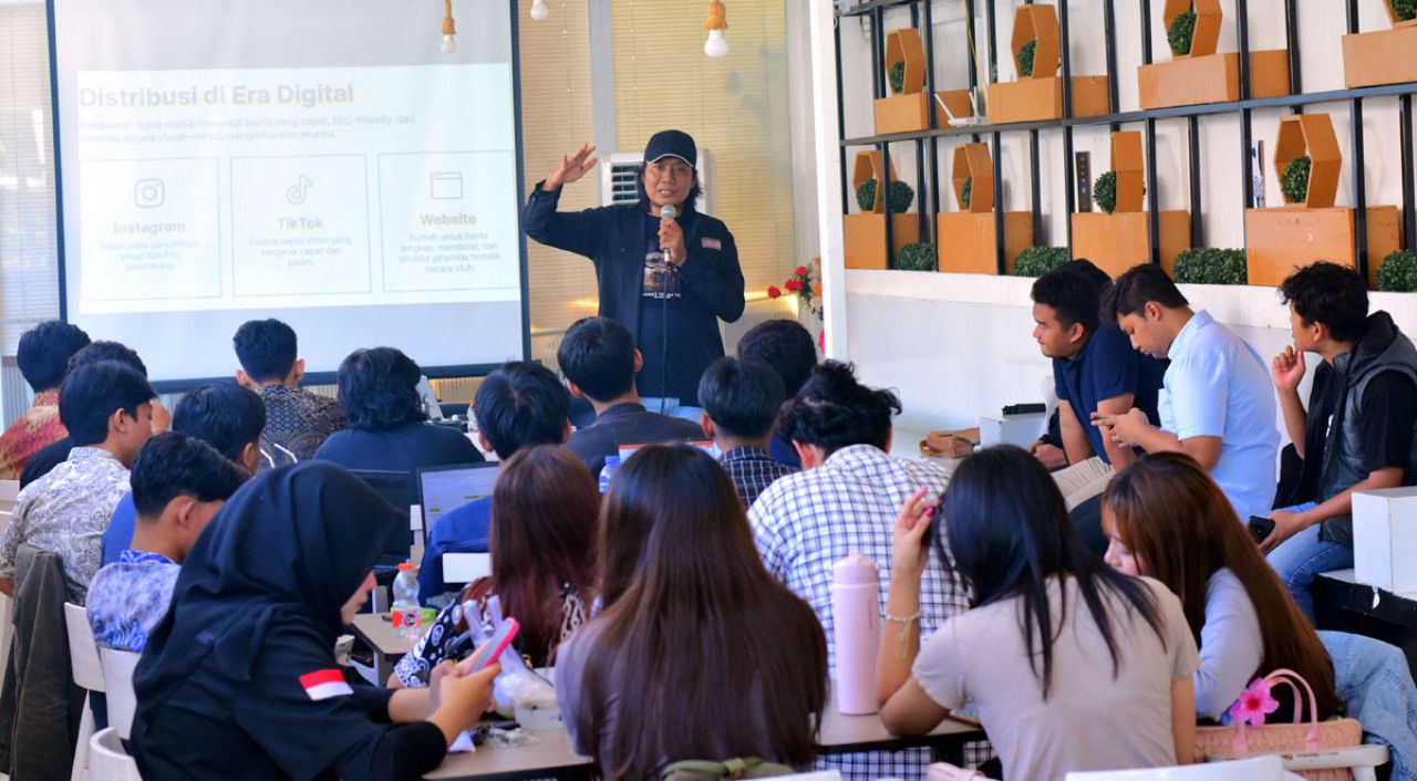 Ali Masduki saat memberikan materi di Pelatihan Jurnalistik, Kolaborasi DPC GMNI Surabaya Raya dan Rumah Literasi Digital (Foto: Fuad for lingkaran.net)