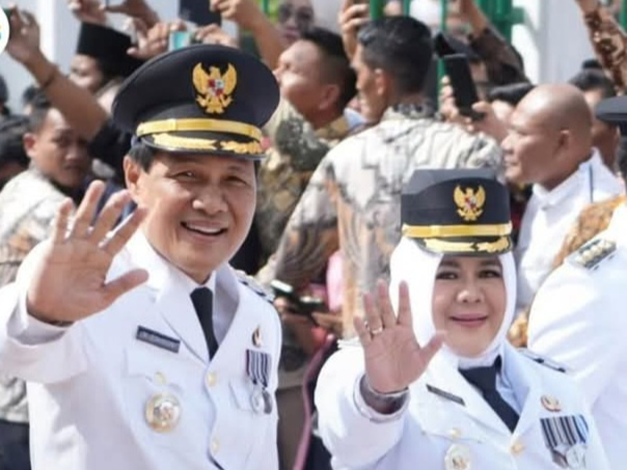 Bupati Muara Enim, Edison (kiri).