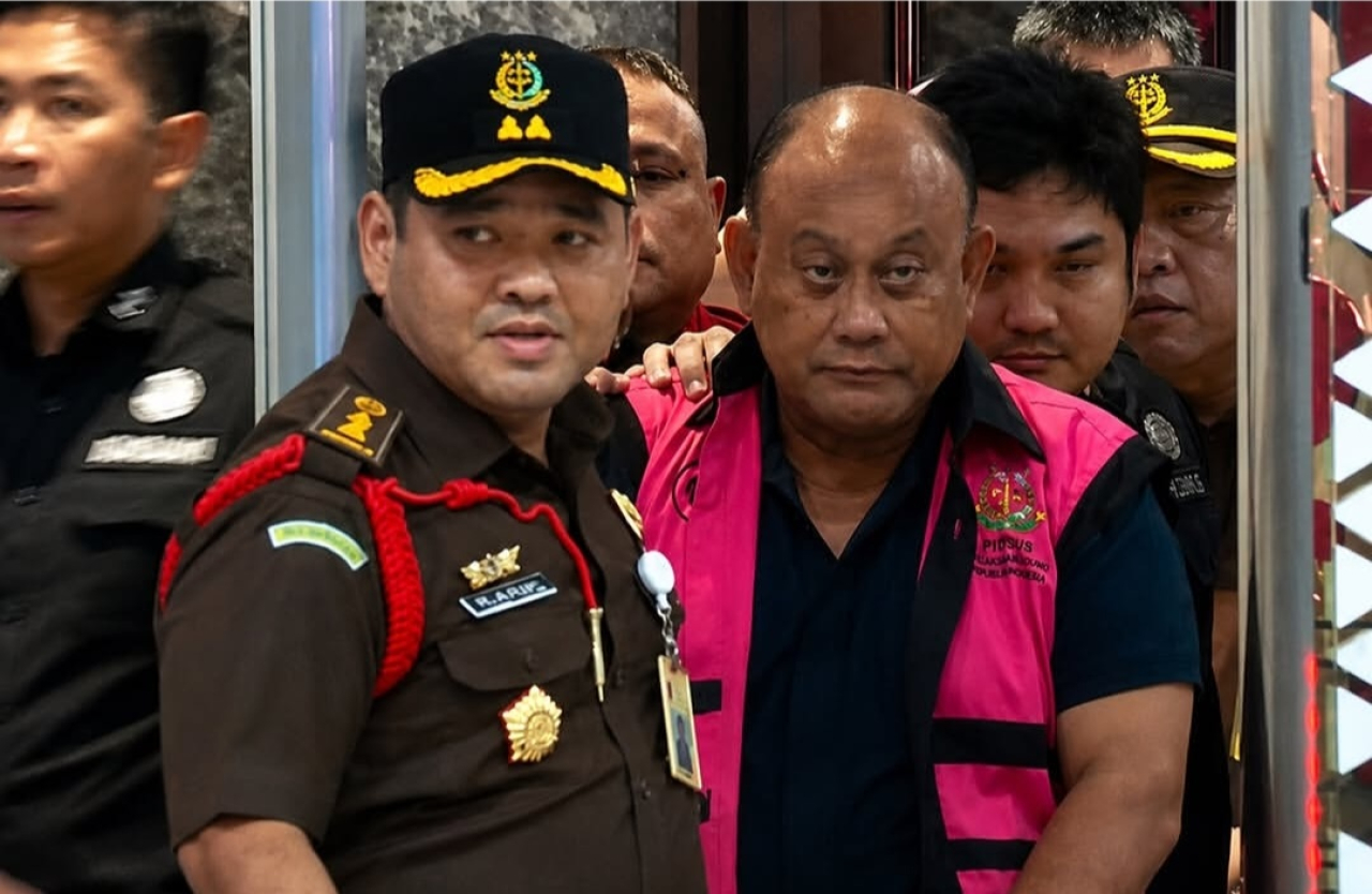 Eks Kepala BGN Dadan Hindayana kenakan rompi Pink Kejagung.