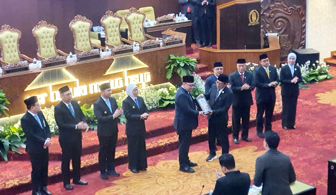 Ketua DPRD Jawa Timur, Musyafak Rouf, menerima Laporan Hasil Pemeriksaan (LHP) BPK RI atas LKPD Provinsi Jawa Timur Tahun 2025 dalam Rapat Paripurna DPRD Jatim, Selasa (9/6/2026).