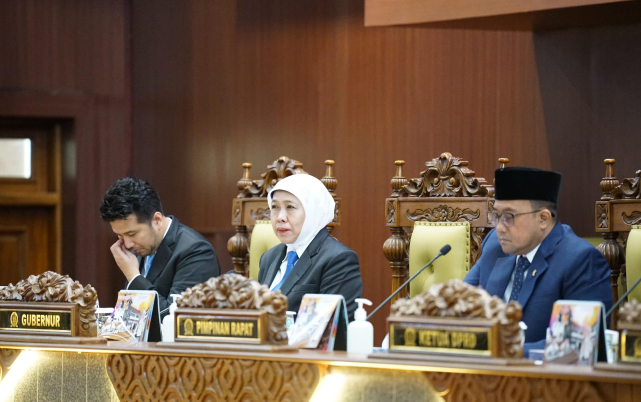 Gubernur Khofifah didampingi Wagub Emil Dardak saat menghadiri rapat Paripurna DPRD Jatim, Senin (22/6/2026). (Humas DPRD Jatim)