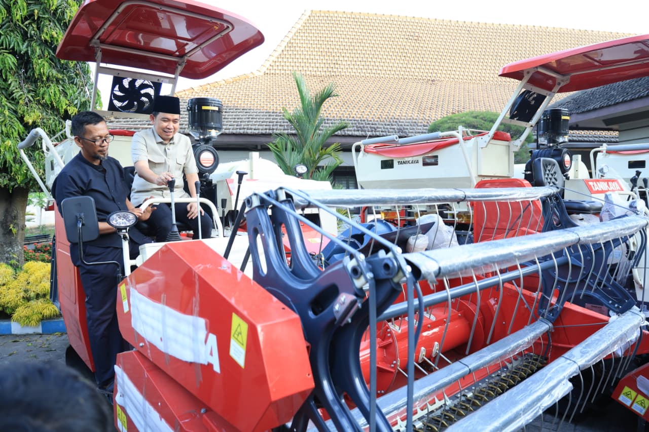 Bupati Jember Muhammad Fawait (Gus Fawait) saat menyampaikan program penguatan sektor pertanian dalam kegiatan Pro Gus'e Update di DTPHP Kabupaten Jember, Sabtu (6/6/2026).