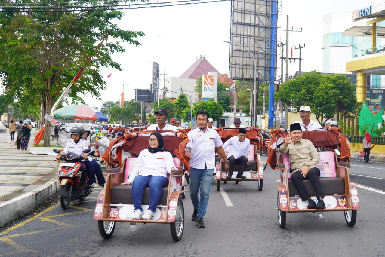 Bupati Jember Gus Fawait saat mendampingi Nanik S Deyang berkunjung ke Jember.