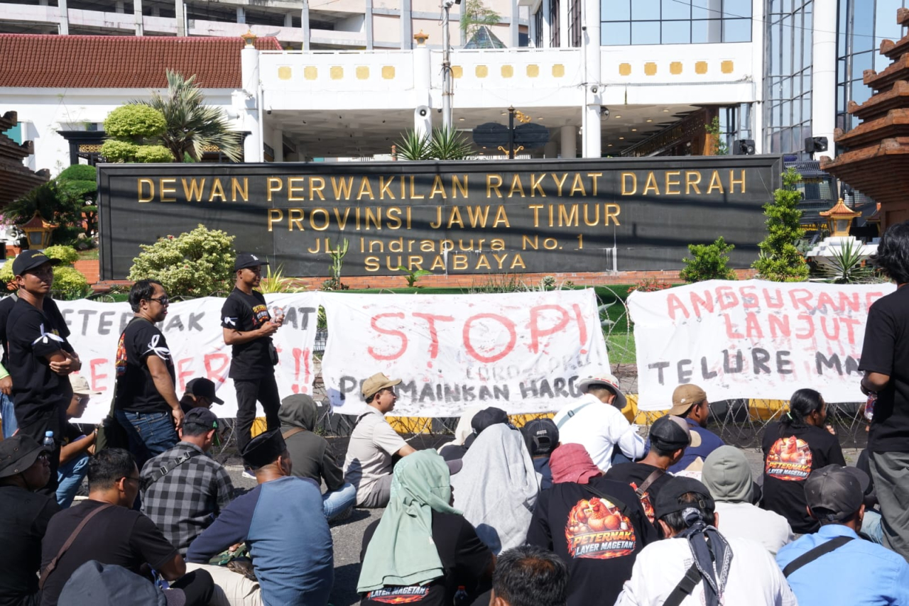 Para peternak ayam petelur menggelar aksi damai di depan Gedung DPRD Jawa Timur, Senin (29/6/2026).