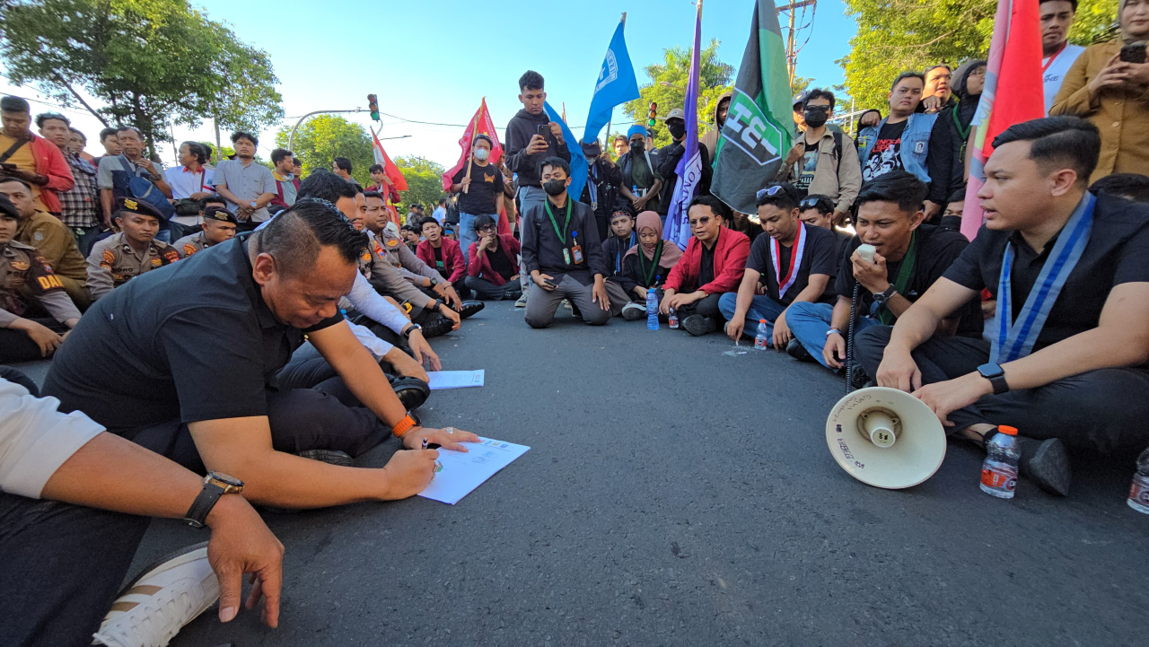 Ketua Komisi A DPRD Kota Surabaya Yona Bagus Widyatmoko saat menemui massa aksi Cipayung Plus di depan DPRD Surabaya