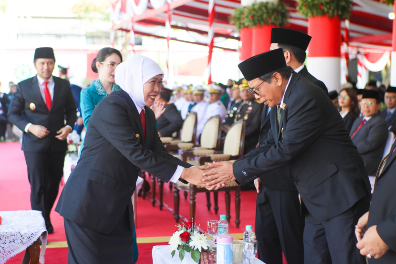 Gubernur Khofifah bersalaman dengan Ketua DPRD Jatim Musyafak Rouf disela peringatan Hari Lahir Pancasila di Grahadi Surabaya, Senin (1/6/2026).
