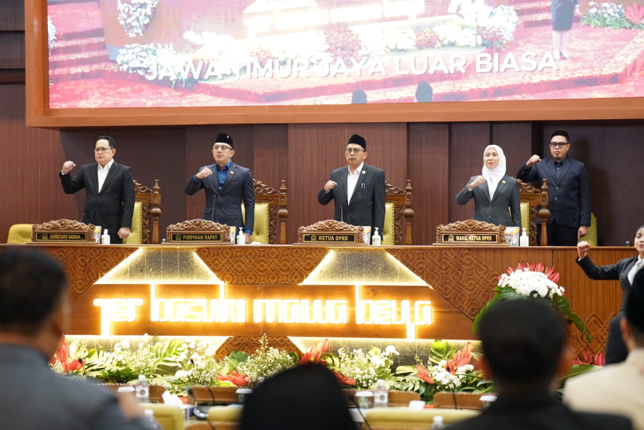 Suasana rapat paripurna membahas hak keuangan dewan. (Foto DPRD Jatim)