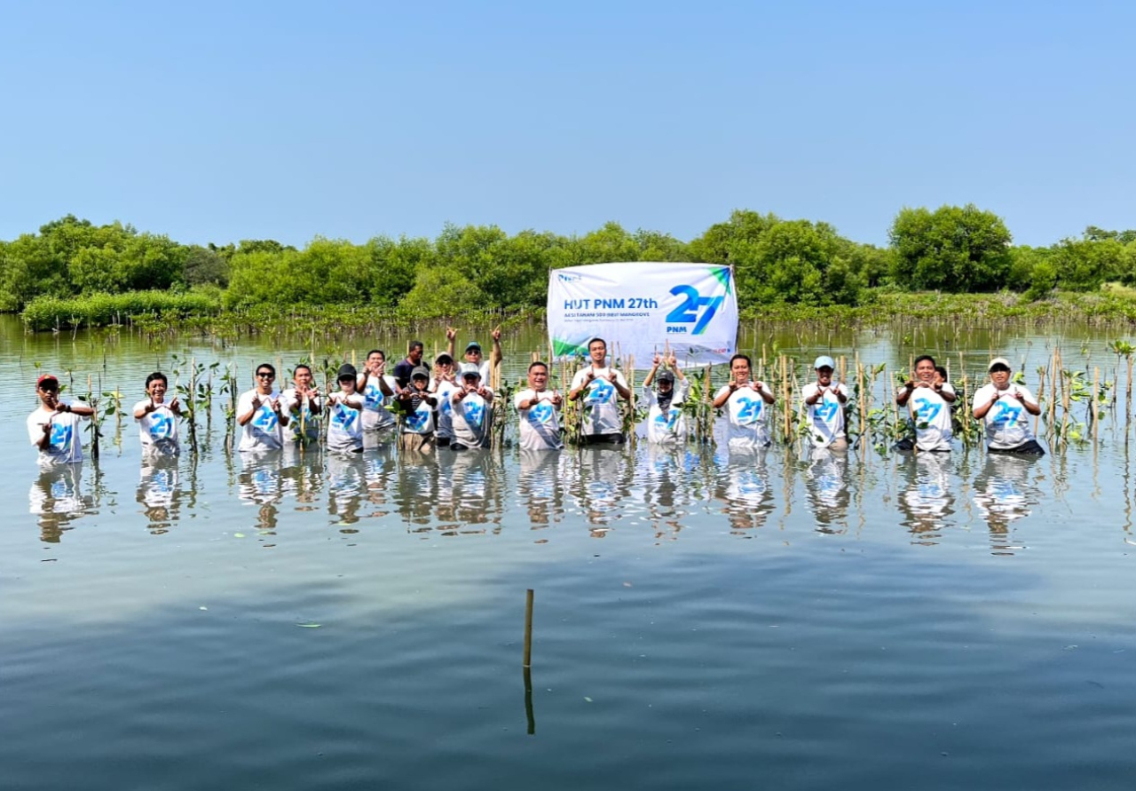 PNM saat melakukan kegiatan penanaman pohon mangrove di Kebun Raya Mangrove Surabaya