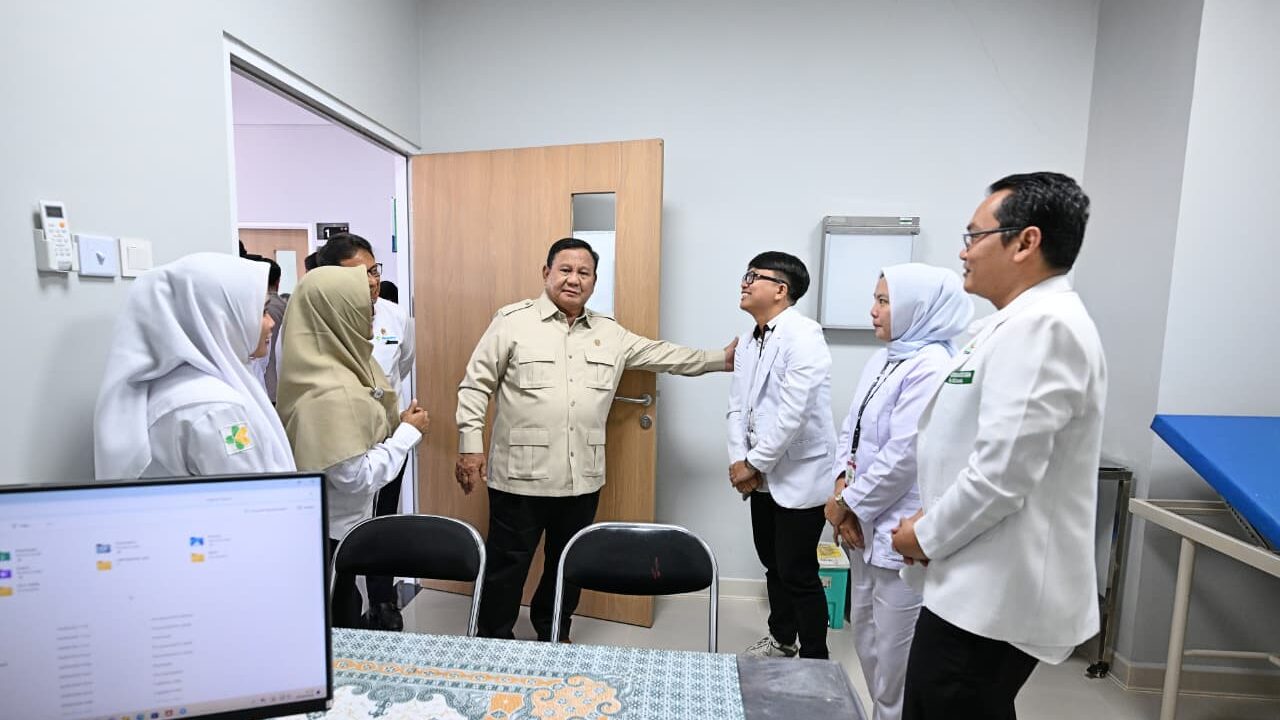 Presiden Prabowo meninjau sejumlah fasilitas pelayanan kesehatan di RSUD K.H. Muhammad Thohir Krui, Kabupaten Pesisir Barat, Provinsi Lampung, Rabu (10/6/2026). (BPMI Setpres)
