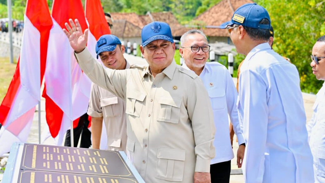 Presiden Prabowo meresmikan ruas jalan sepanjang 1.151 kilometer yang tersebar di seluruh Indonesia dan menjadi bagian dari pelaksanaan Instruksi Presiden Jalan Daerah (IJD), dalam kunjungan kerja ke Kabupaten Sampang, Provinsi Jawa Timur, Selasa (23/6/20