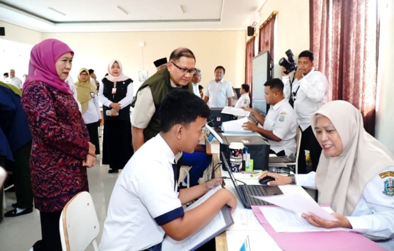 Kepala Dindik Jatim, Aries Agung Paewai dampingi Gubernur Khofifah