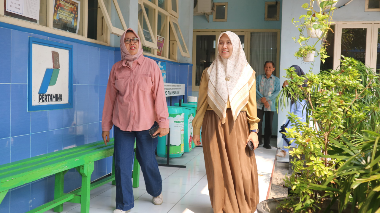 Sri Wahyuni (kanan), Wakil Ketua DPRD Jatim sidak di SMAN 1 Bojonegoro, Sabtu (6/6/2026).