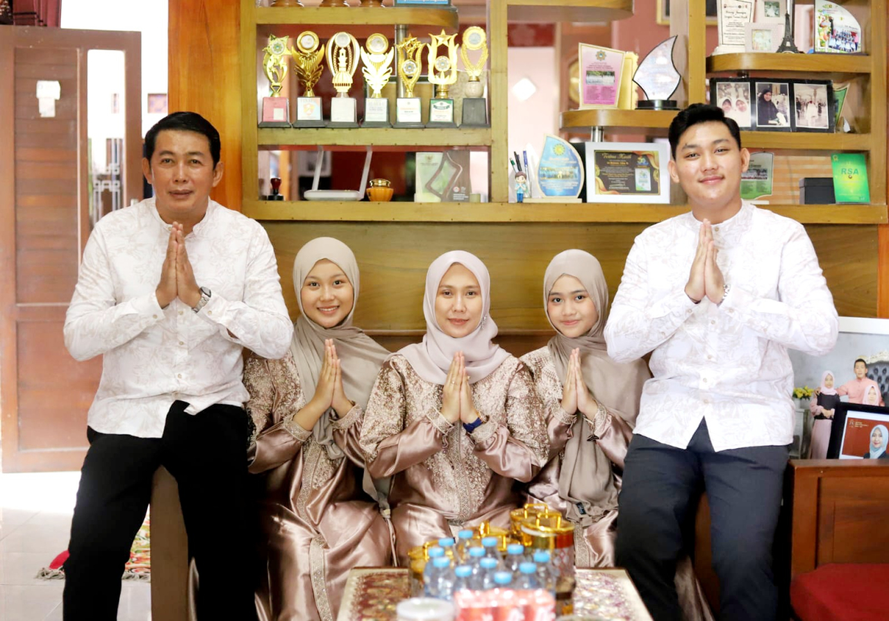 Sri Wahyuni, Wakil Ketua DPRD Jatim bersama keluarga. (Foto Sri Wahyuni for Lingkaran.net)