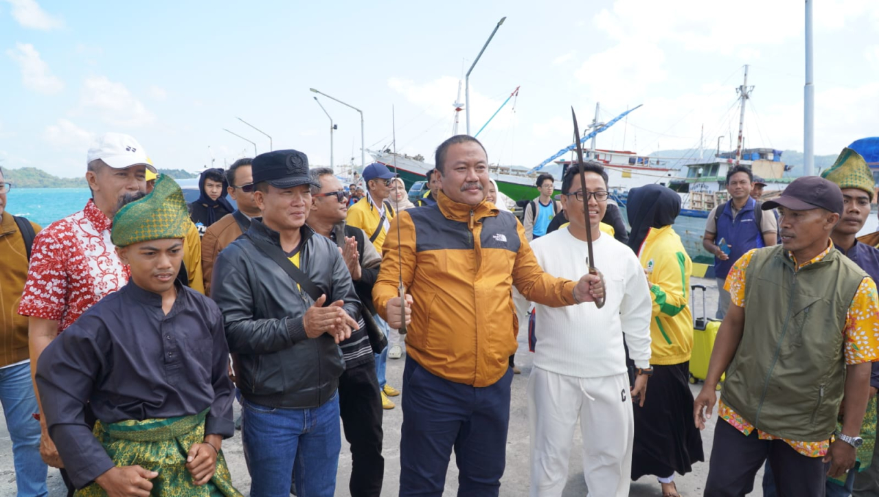 Ketua DPD Golkar Jatim Ali Mufthi, rombongan legislator menyerap berbagai aspirasi warga Pulau Bawean.