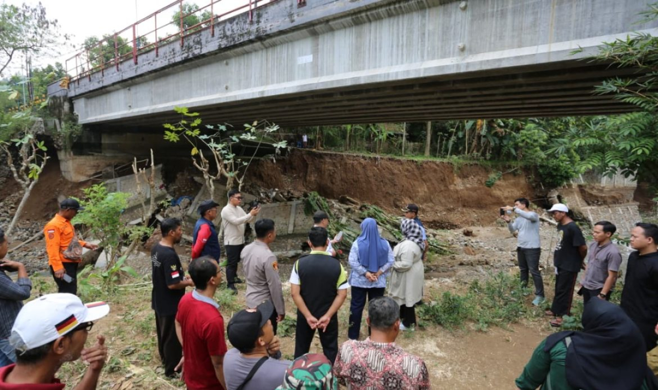 Atika Banowati, anggota Komisi D DPRD Jatim saat melakukan peninjauan Jembatan Plapar Ponorogo.