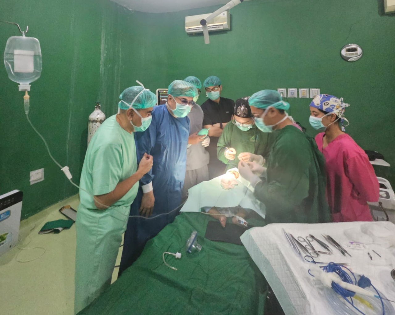 Anggota Komisi E DPRD Jawa Timur, dr. Benjamin Kristianto, meninjau langsung pelaksanaan bakti sosial operasi bibir sumbing dan sumbing langit-langit gratis di RS Sheila Medika, Sidoarjo, Sabtu (4/7/2026).