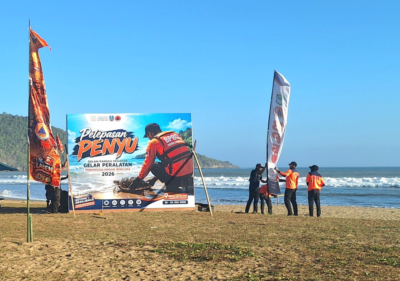 Sejumlah peserta mengikuti gladi bersih Gelar Peralatan BPBD Jatim 2026 di Pantai Pancer Door, Kabupaten Pacitan, Senin (20/7/2026).