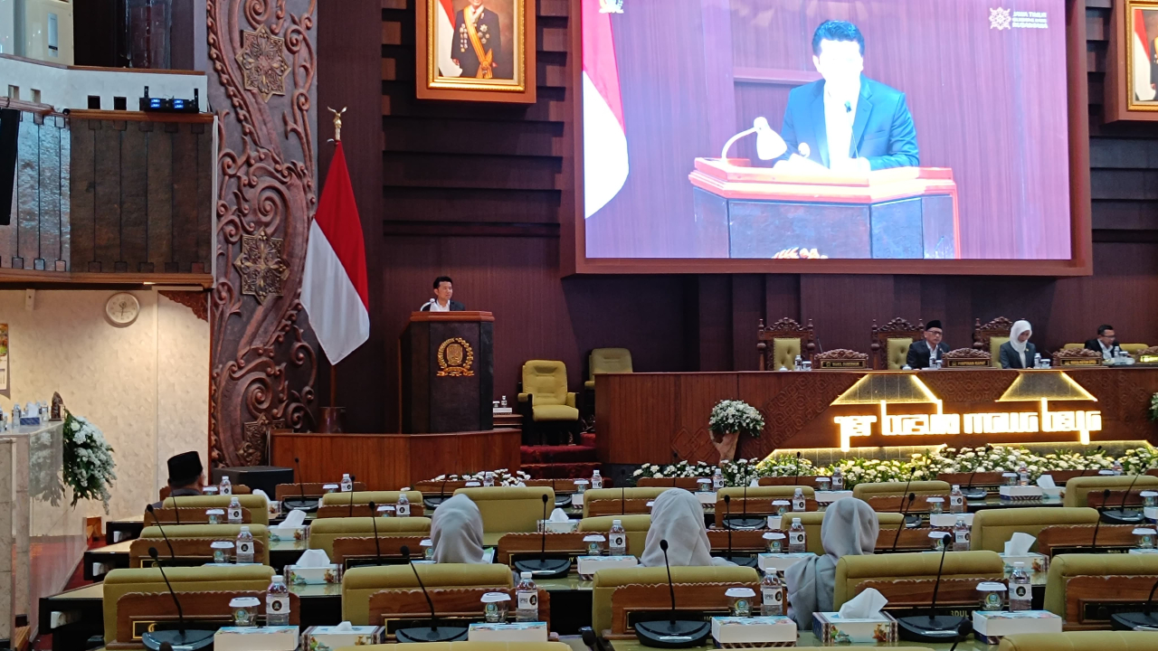 Wagub Jatim Emil Dardak saat menghadiri rapat paripurna DPRD Jatim, Senin (6/7/2026).