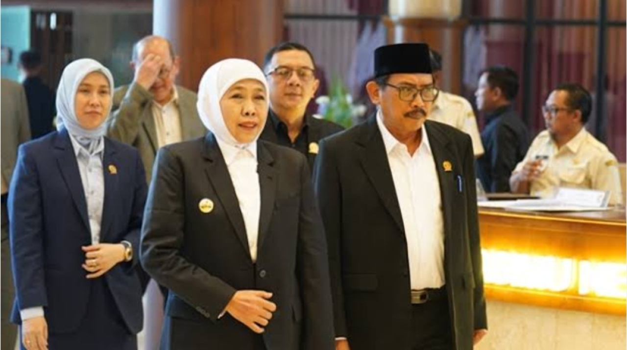 Gubernur Khofifah didampingi jajaran pimpinan DPRD Jatim