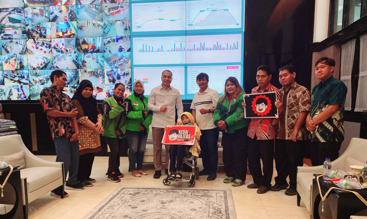 Wali Kota Surabaya Eri Cahyadi bersama Pembina Kedaibilitas Andi dan jajaran terkait saat audiensi membahas penguatan program pembangunan inklusif, pemberdayaan perempuan, perlindungan anak, disabilitas, pendidikan, dan UMKM di Balai Kota Surabaya, Jumat 