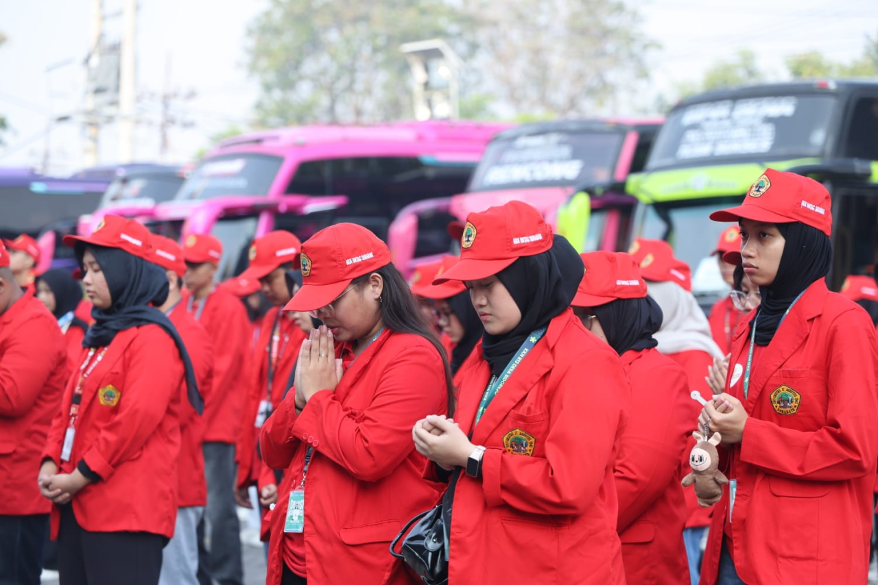 Mahasiswa Untag Surabaya saat persiapan jelang keberangkatan untuk melaksanakan program pemberdayaan masyarakat di Kabupaten Gresik