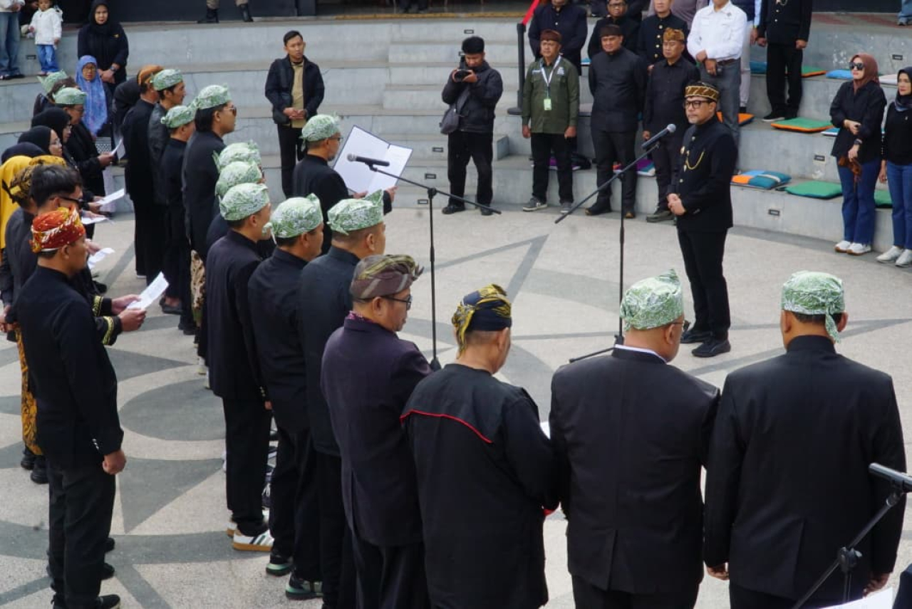 Bupati Probolinggo dr. Mohammad Haris mengukuhkan Mahdi sebagai Ketua Dewan Kebudayaan Kabupaten Probolinggo masa bakti 2025–2030 di kawasan Seruni Point, Sabtu (18/7/2026).