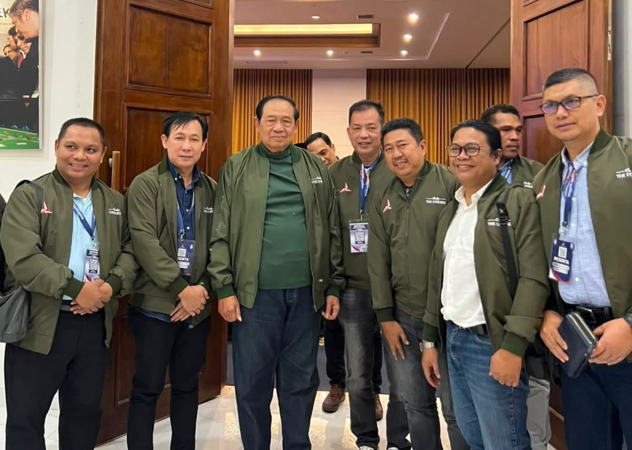 Sejumlah ketua DPC Partai Demokrat di Jatim foto bersama Ketua Majelis Tinggi Partai Demokrat Susilo Bambang Yudhoyono (SBY)
