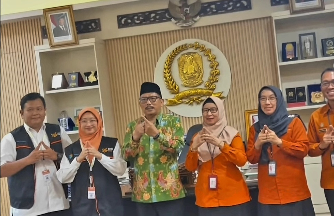 Petugas Sensus Ekonomi saat mendata Ketua DPRD Jatim Musyafak Rouf di kantornya, Rabu (8/7/2026).