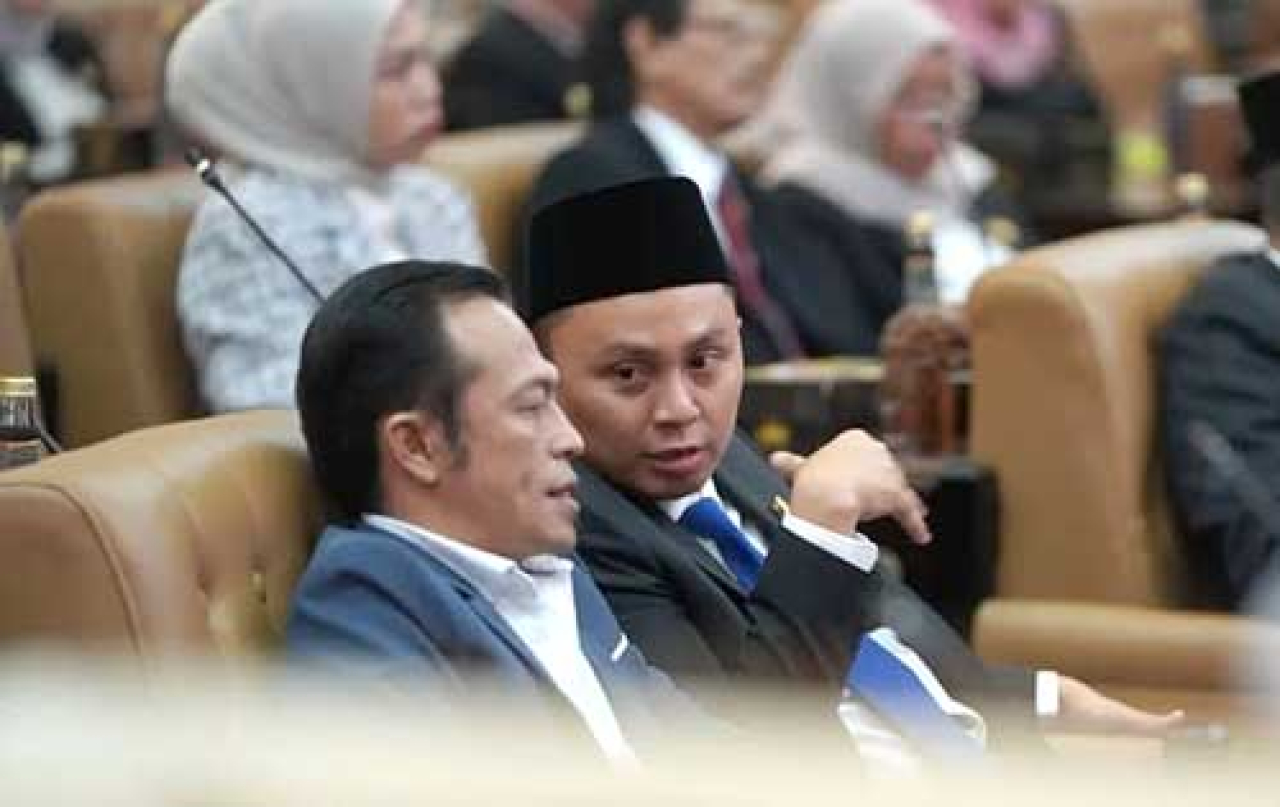 Anggota DPRD Jatim dari daerah pemilihan Pasuruan-Probolinggo, M Naufal Alghifary (kanan) saat bersama Ketua Komisi A DPRD Jatim Dedi Irwansa.