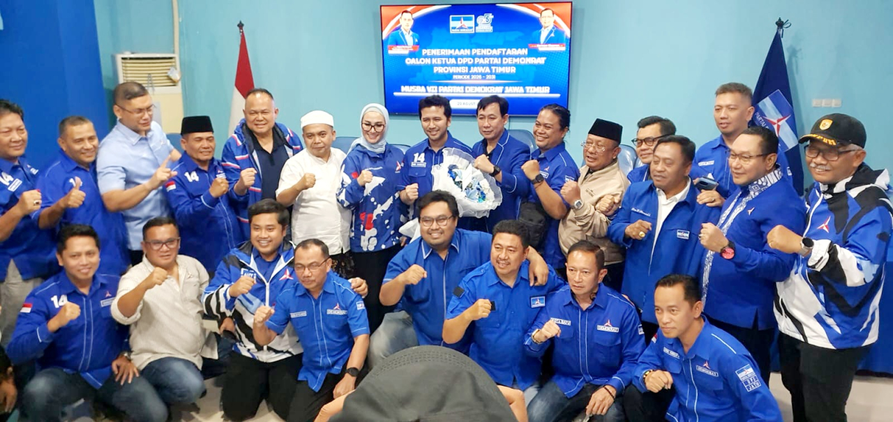 Emil Dardak foto bersama Ketua DPC se-Jatim usai mengembalikan formulir pendaftaran Ketua DPD Partai Demokrat Jatim, Kamis (20/8/2026).