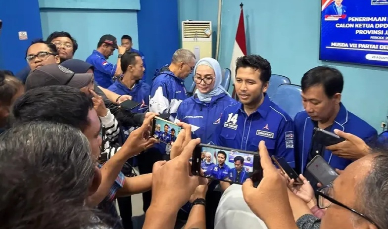 Emil Elestianto Dardak saat usai menyerahkan formulir pendaftaran sebagai Ketua DPD Partai Demokrat Jatim Periode 2026-2031.