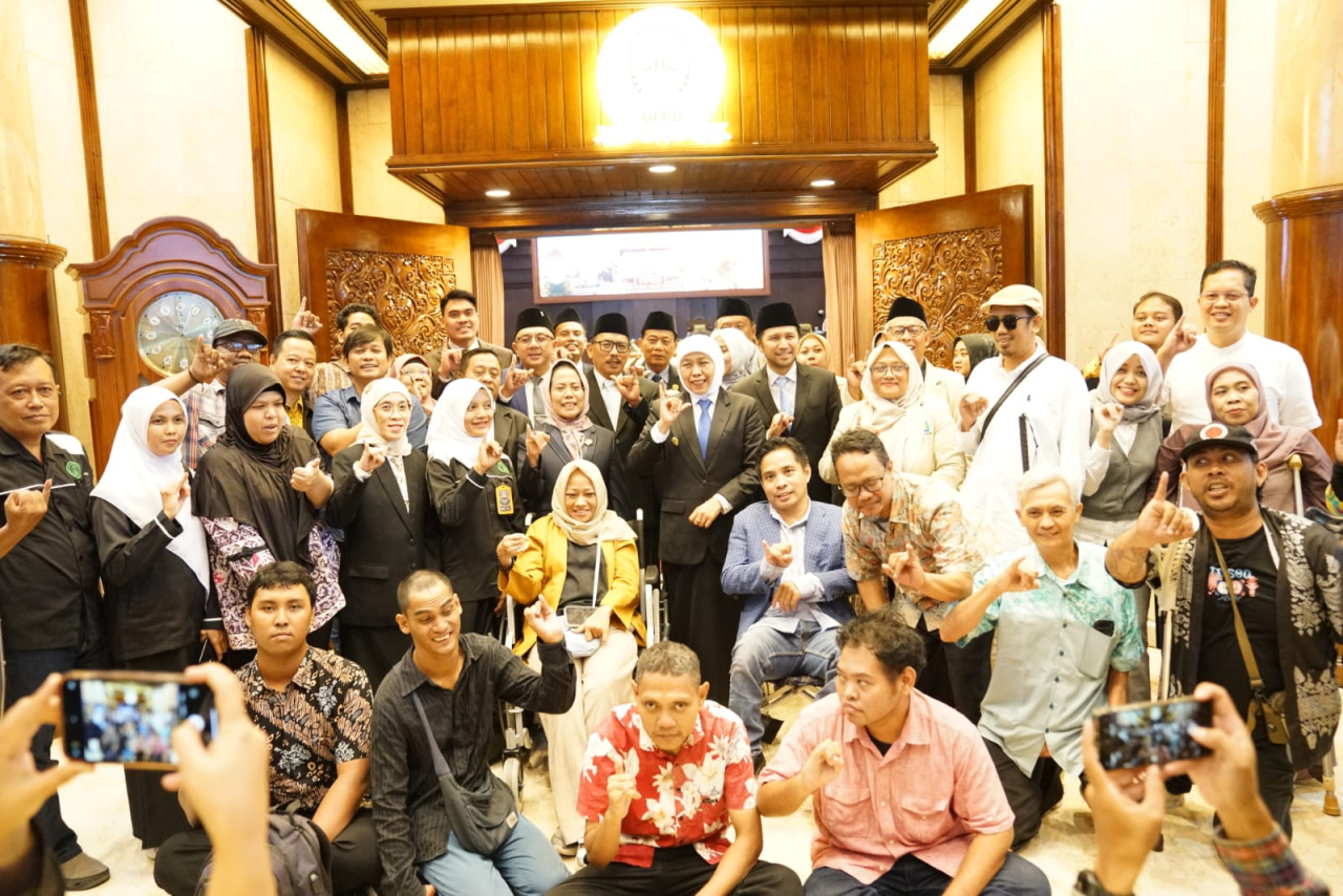 Gubernur Jatim Khofifah Indar Parawansa bersama jajaran DPRD Jatim usai pengesahan Raperda tentang Penghormatan, Pelindungan, dan Pemenuhan Hak Penyandang Disabilitas, Senin (28/9).