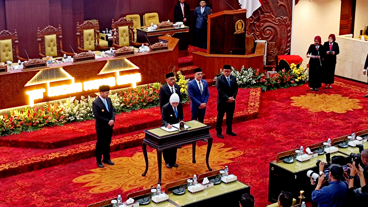 Gubernur Jawa Timur Khofifah Indar Parawansa bersama pimpinan DPRD Jatim menandatangani persetujuan penyertaan modal Rp100 miliar untuk Jamkrida Jatim Perseroda di Gedung DPRD Jatim, Senin (7/9/2026).