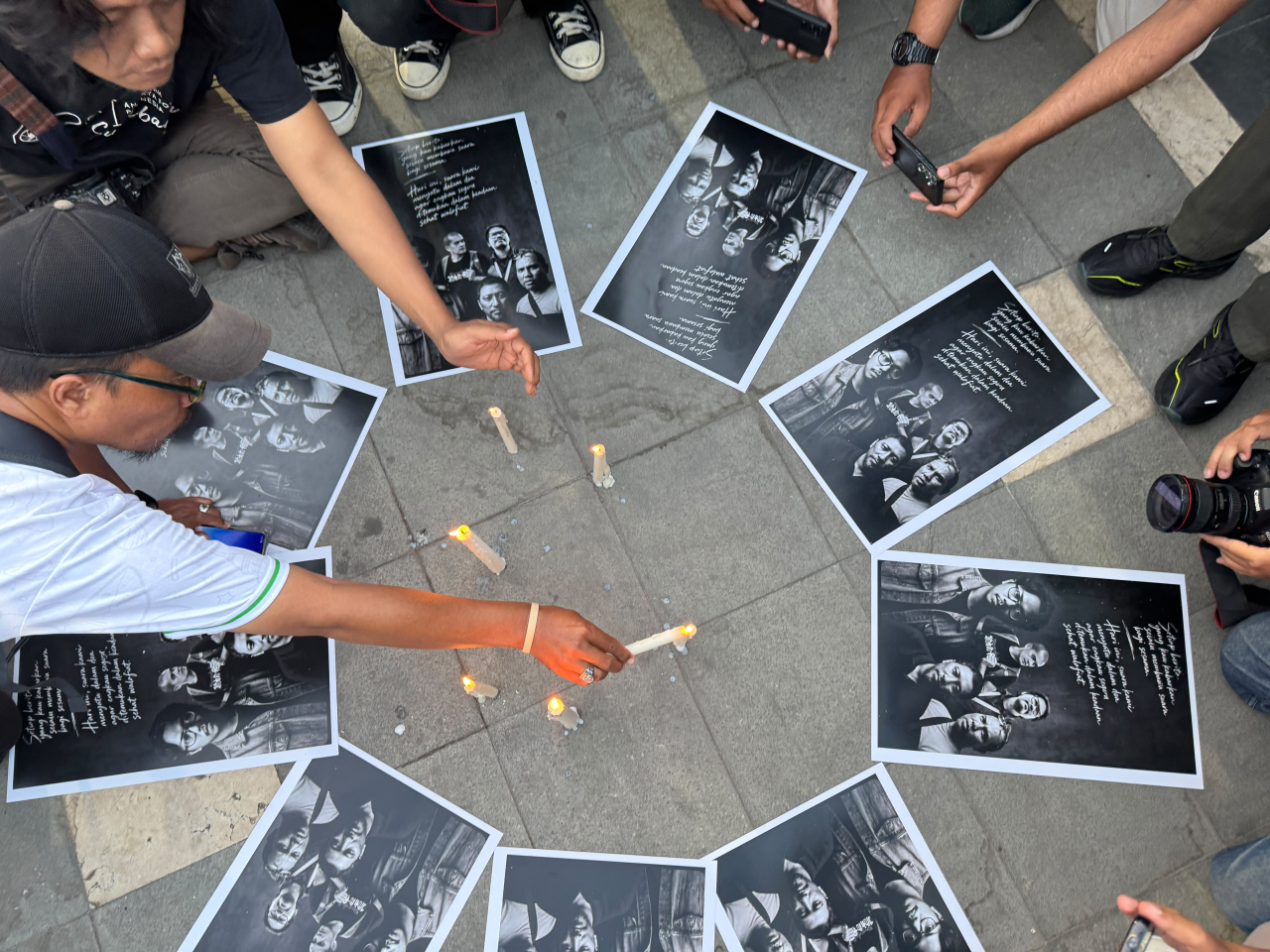Puluhan jurnalis Surabaya bersama Pewarta Foto Indonesia (PFI) Surabaya menggelar doa bersama di Taman Apsari, depan Gedung Negara Grahadi, Jumat (11/9/2026).