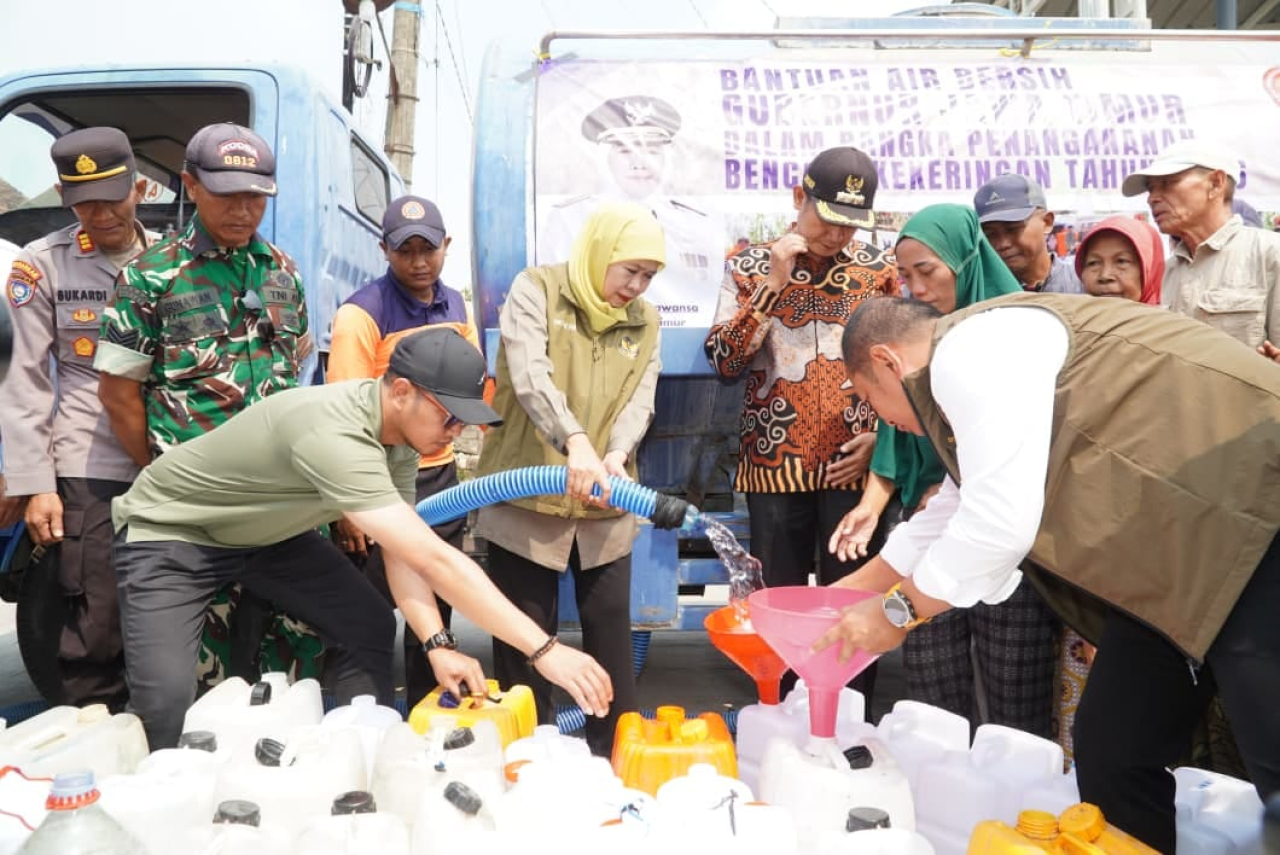 Gubernur Jawa Timur Khofifah Indar Parawansa (tengah) turun langsung salurkan bantuan air bersih di Dusun Bulu, Desa Mantup, Kecamatan Mantup, Lamongan, Jumat (18/9/2026).