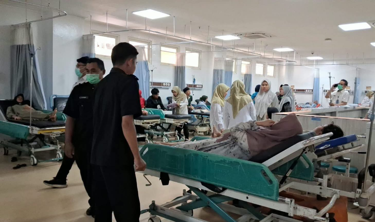 Kondisi ruang IGD RSUD Notopuro saat merawat santri yang keracunan usai menyantap MBG.