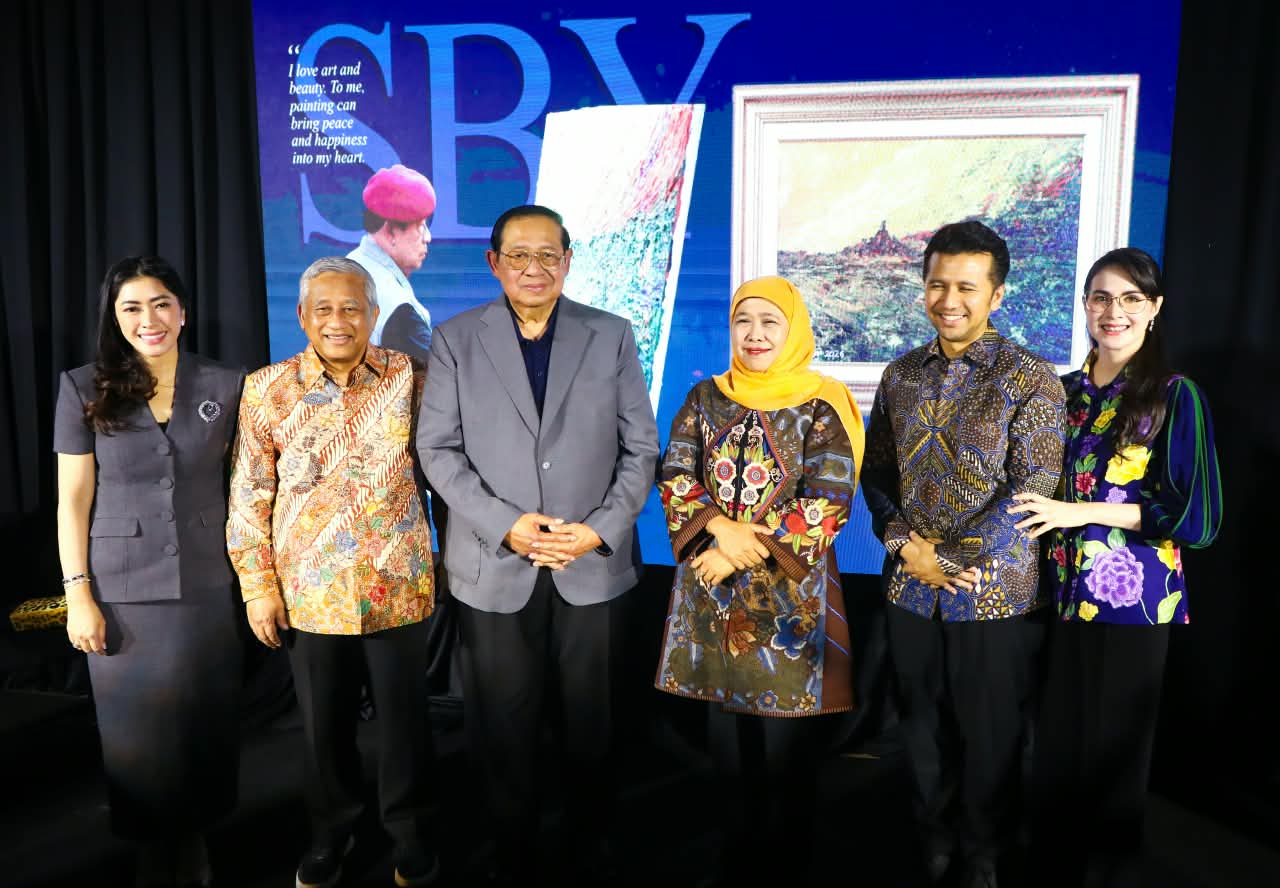 Presiden ke-6 RI Susilo Bambang Yudhoyono (SBY) menunjukkan karya lukisnya saat pameran 95 lukisan di Hotel Vasa Surabaya, Selasa (15/9/2026).