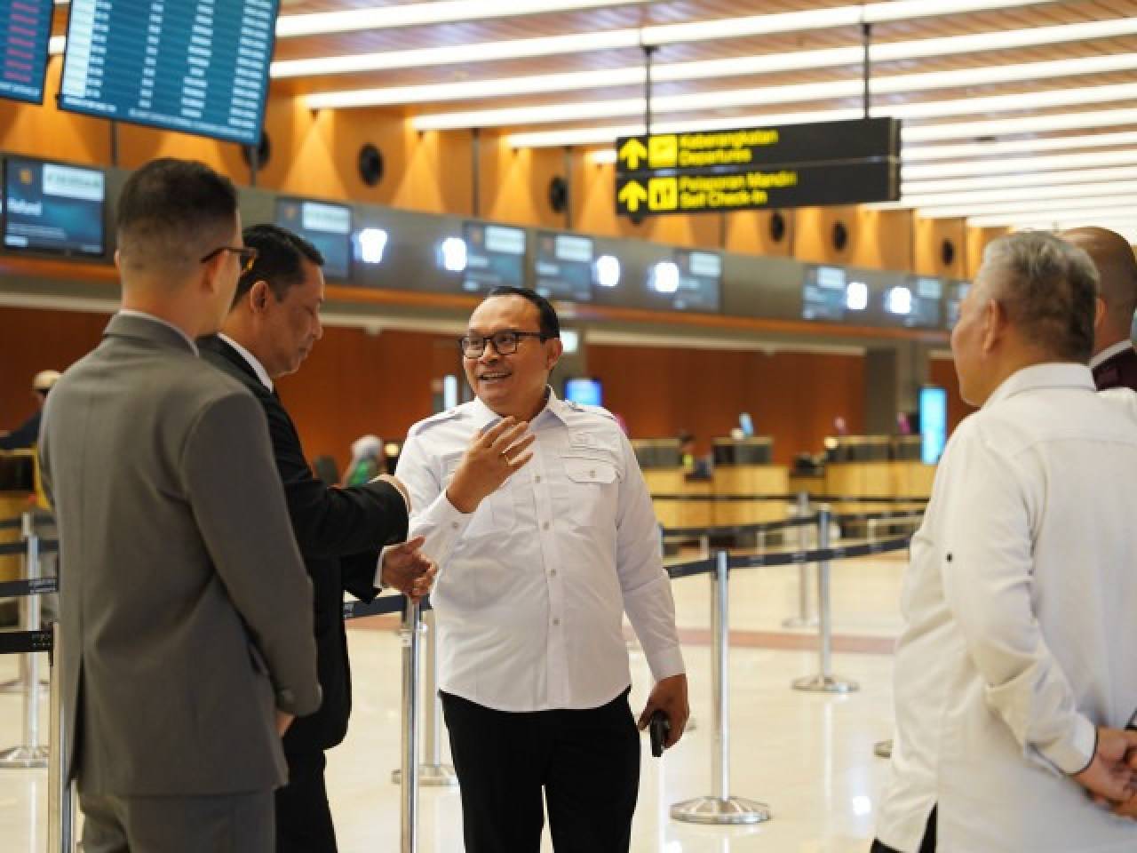 Anggota Ombudsman RI Robert Na Endi Jaweng memantau layanan penumpang di Bandara Internasional Soekarno-Hatta menyusul gangguan penerbangan akibat sebaran abu vulkanik Gunung Anak Krakatau, Senin (7/9/2026).