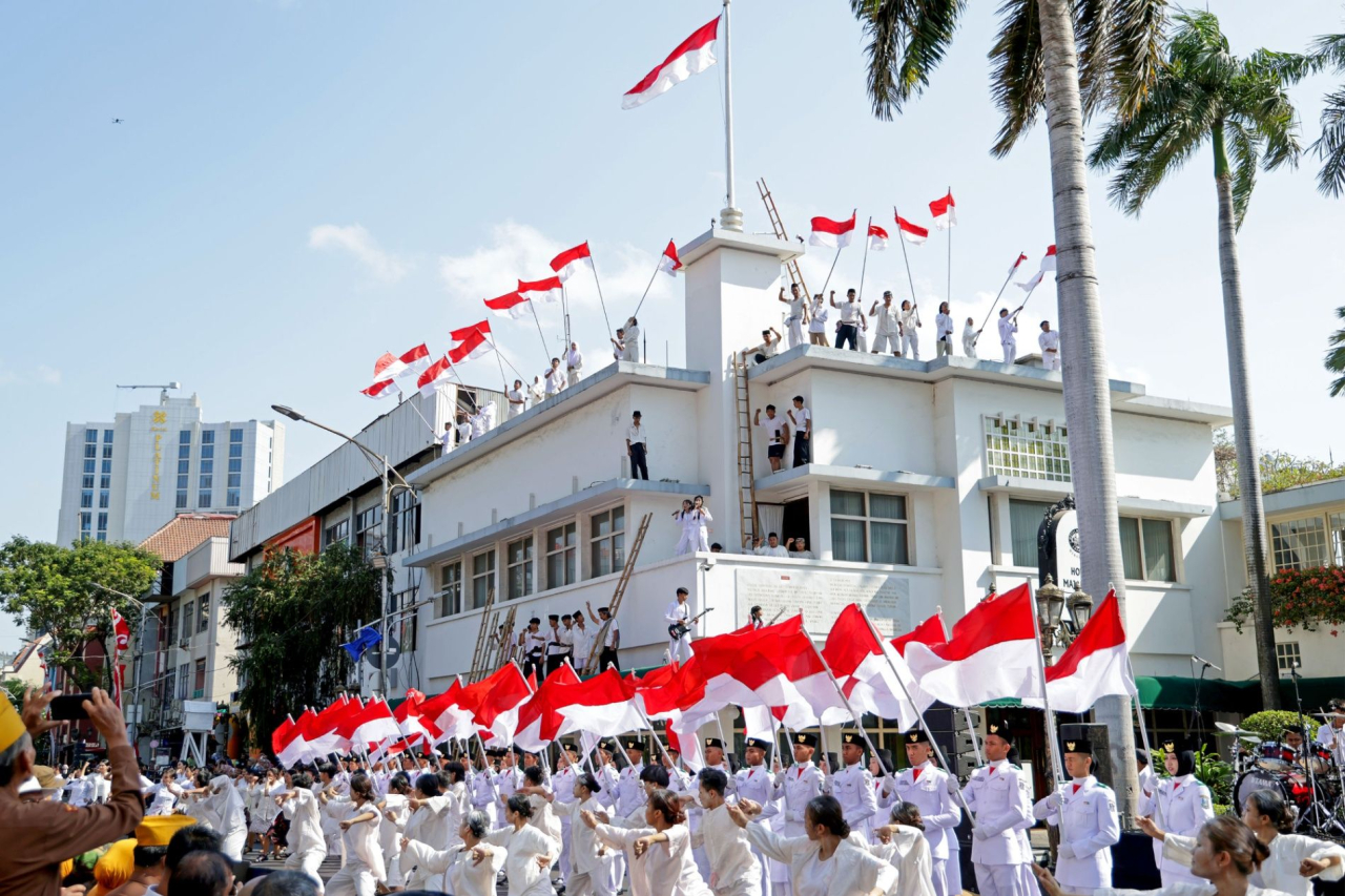 Peserta memeragakan kembali perjuangan Arek-Arek Suroboyo saat menaiki Hotel Yamato untuk menurunkan dan merobek bagian biru bendera Belanda. Adegan tersebut menjadi bagian dari teatrikal refleksi peristiwa 19 September 1945 yang kini dikenang di Hotel Ma