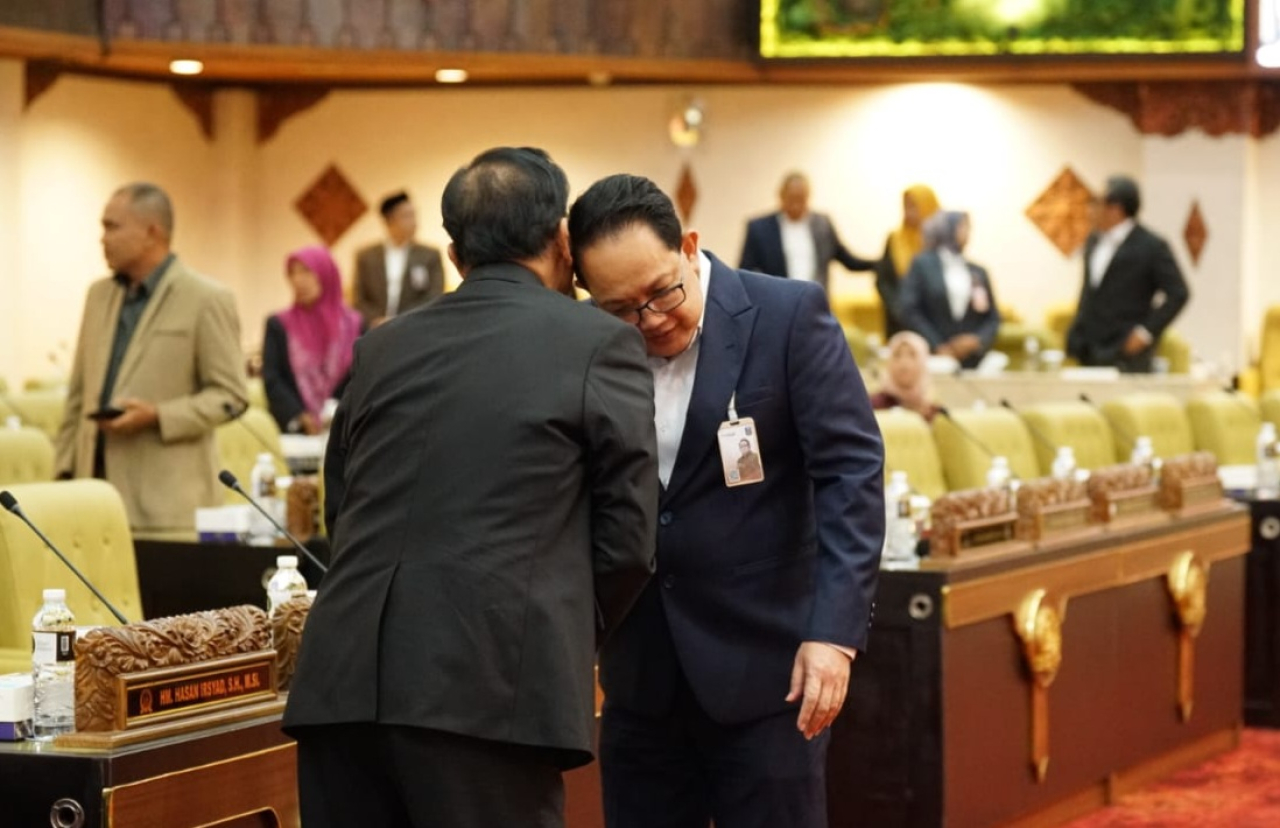 Sekdaprov Jatim Adhy Karyono saat menghadiri rapat Paripurna DPRD Jatim, Rabu (2/9/2026).