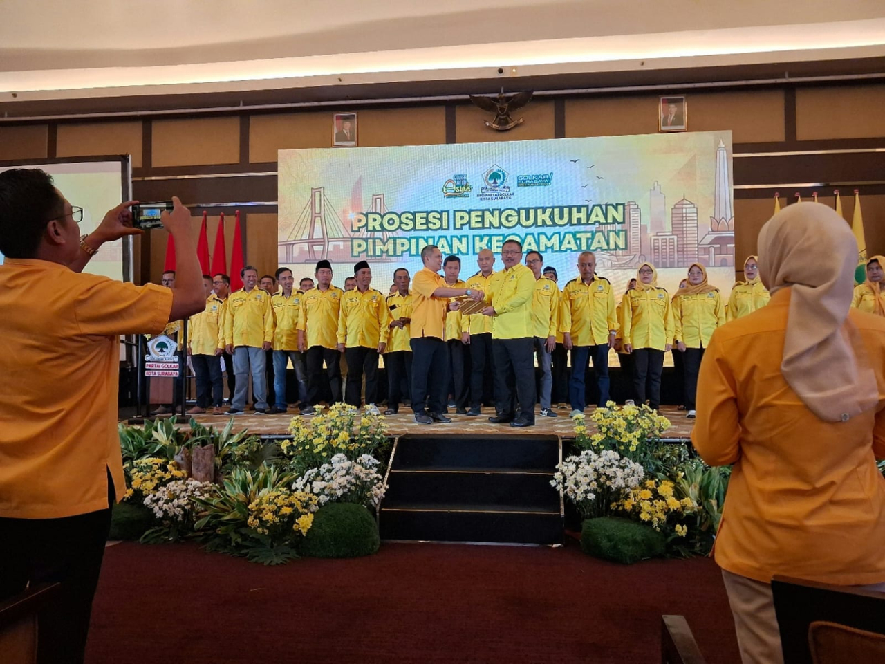 Prosesi pengukuhan pimpinan di kecamatan di Rakerda Partai Golkar Kota Surabaya