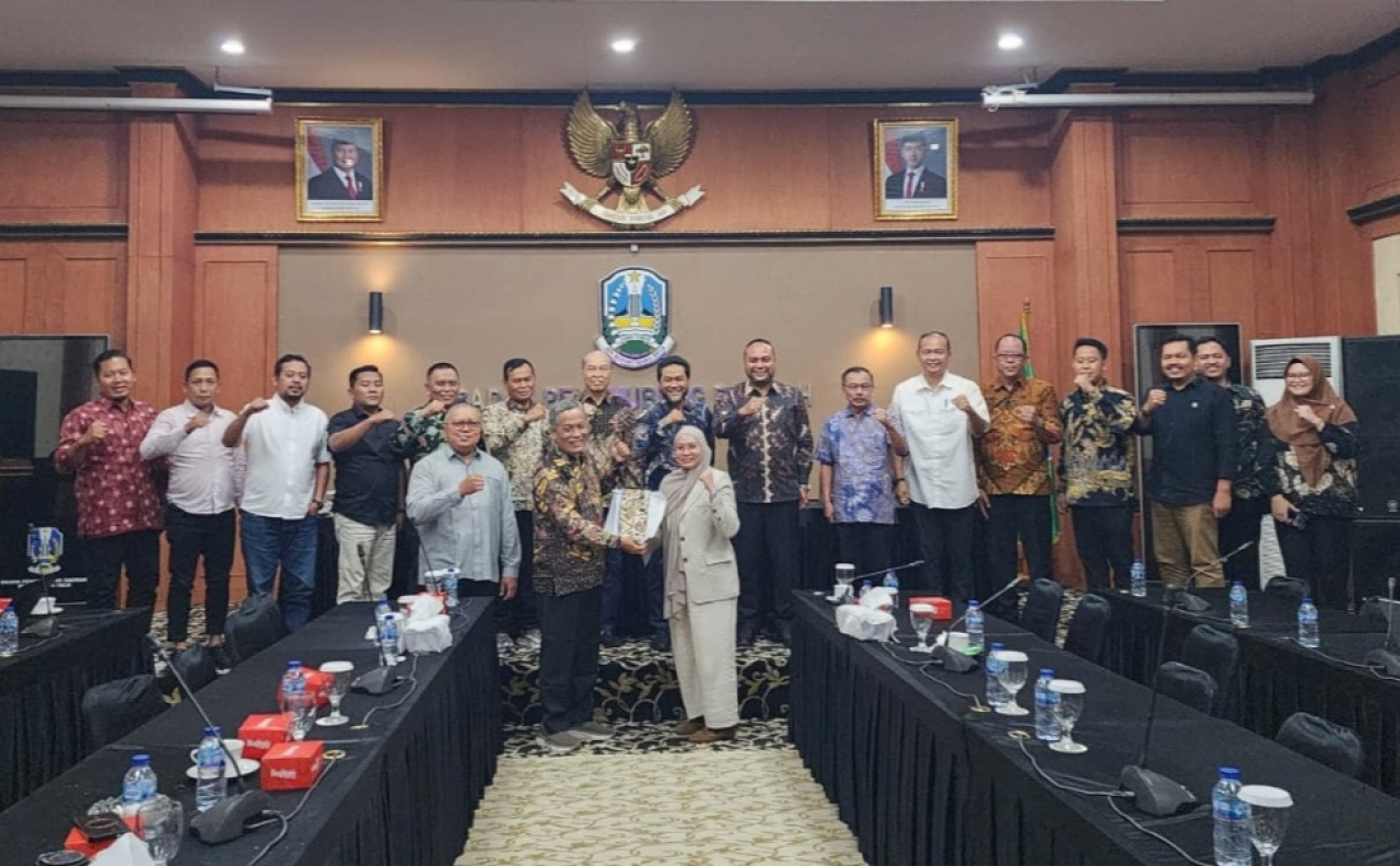 Komisi D DPRD Jatim saat mengikuti konsultasi penyempurnaan substansi Raperda tentang Penyelenggaraan Transportasi Publik Terintegrasi di Jawa Timur bersama Kementerian Perhubungan dan Kemendagri, Selasa (13/10).